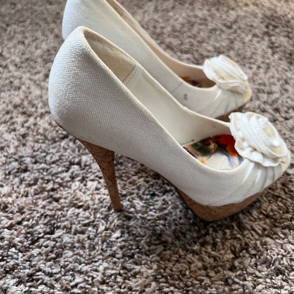 Beautiful shoes good for dresses size 6.5